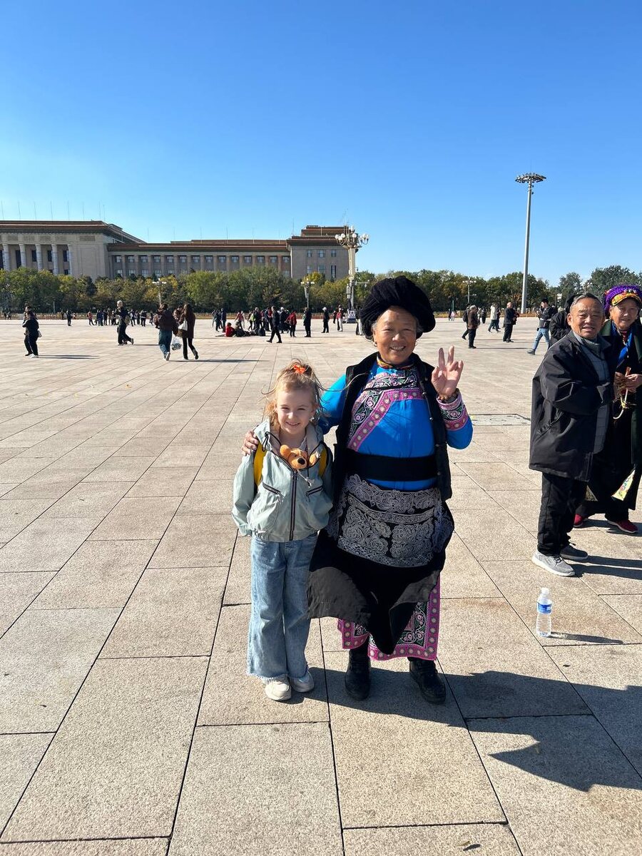 Ева и китайская женщина в национальном костюме