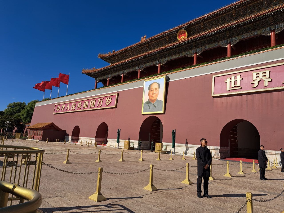 Портрет Великого человека на входе в Гугун