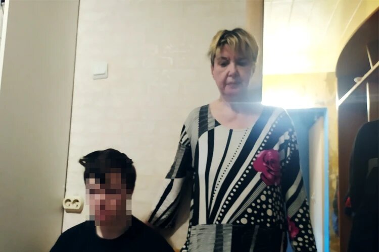 Мама не собирается бросать своего сына. Фото: Николай ОБЕРЕМЧЕНКО