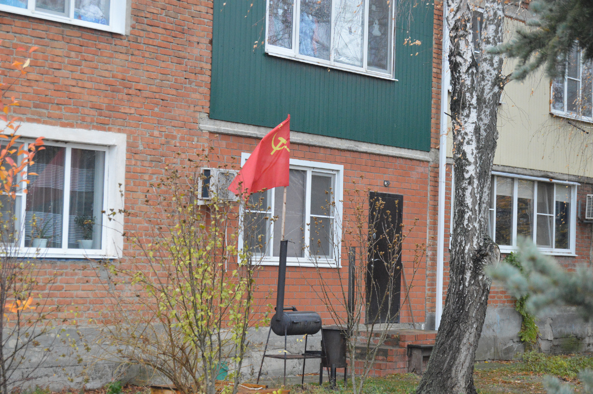 Фото автора. Ноябрь 2024. Станица. Гордо реет красный флаг.