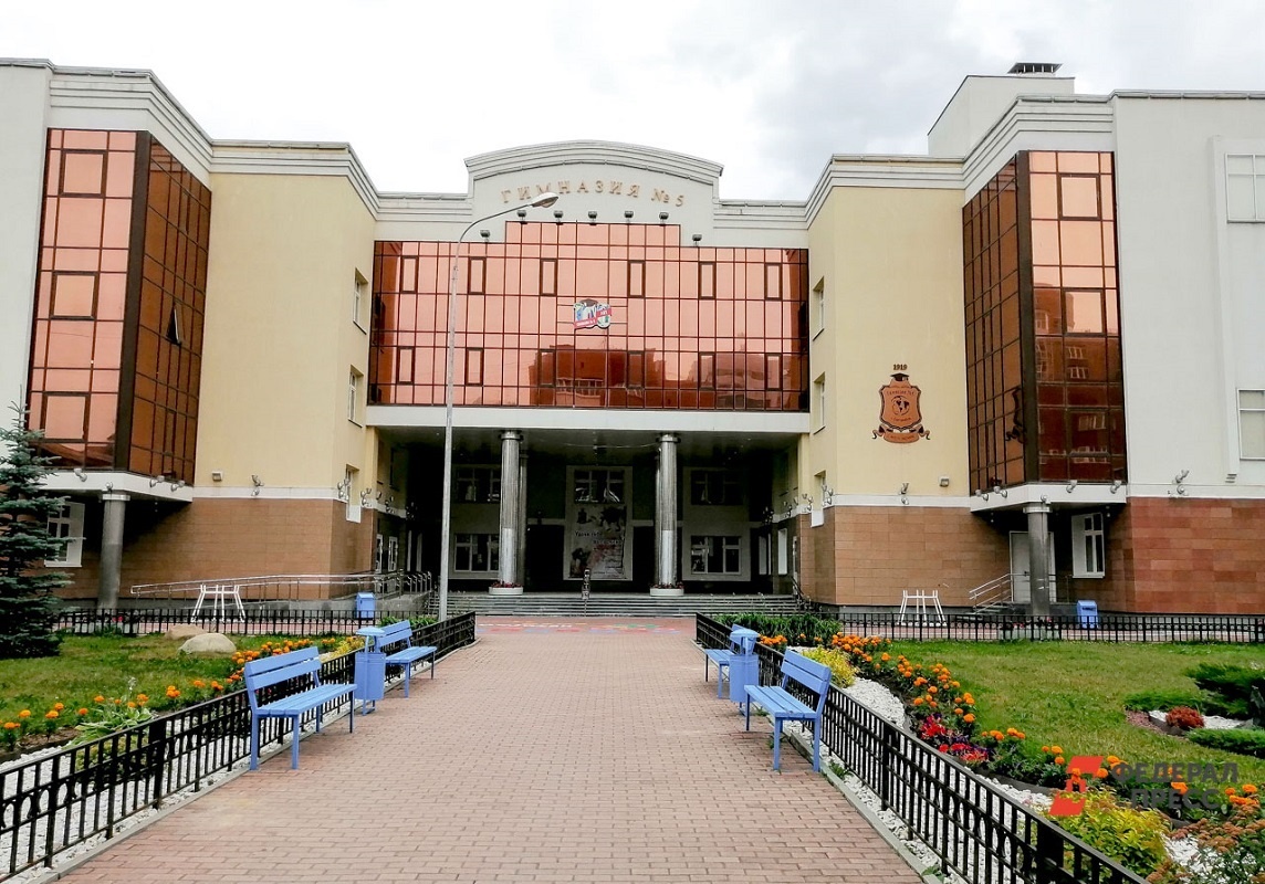 Ученик элитной гимназии на спор пришел на экзамен в женском платье.  Фото: Елена Майорова