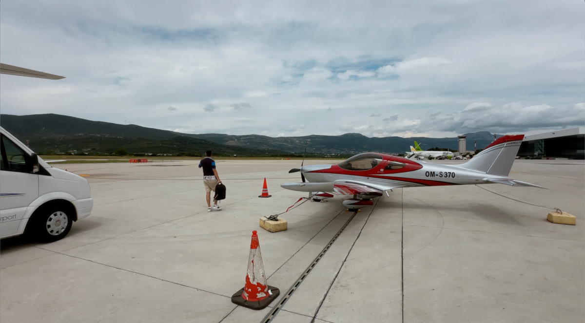 Самолет закрепили бетонными плитами