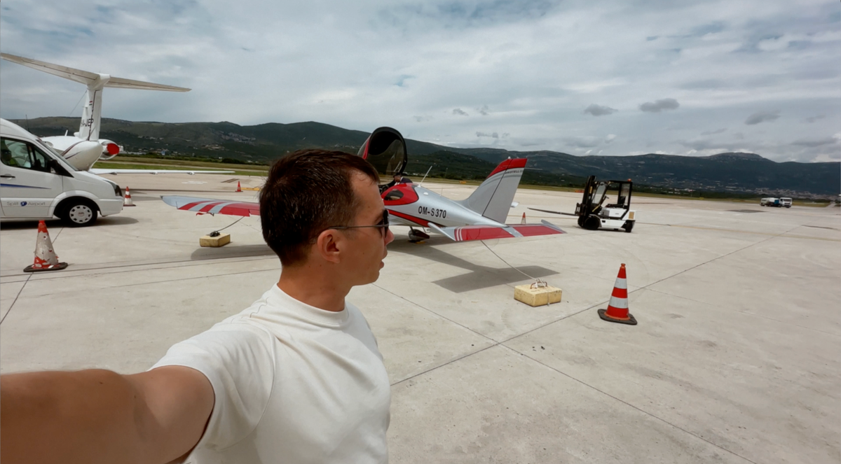 Самолет закрепили бетонными плитами