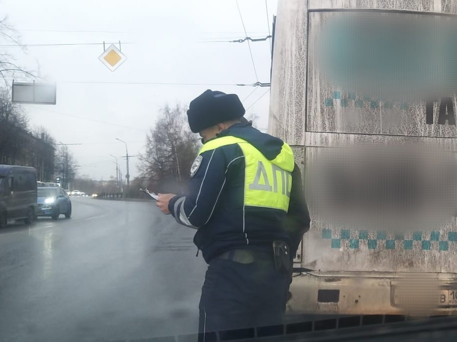    Водитель пассажирского автобуса в Петрозаводске не пропустил пешехода и получил штраф. Фото: ГАИ Карелии