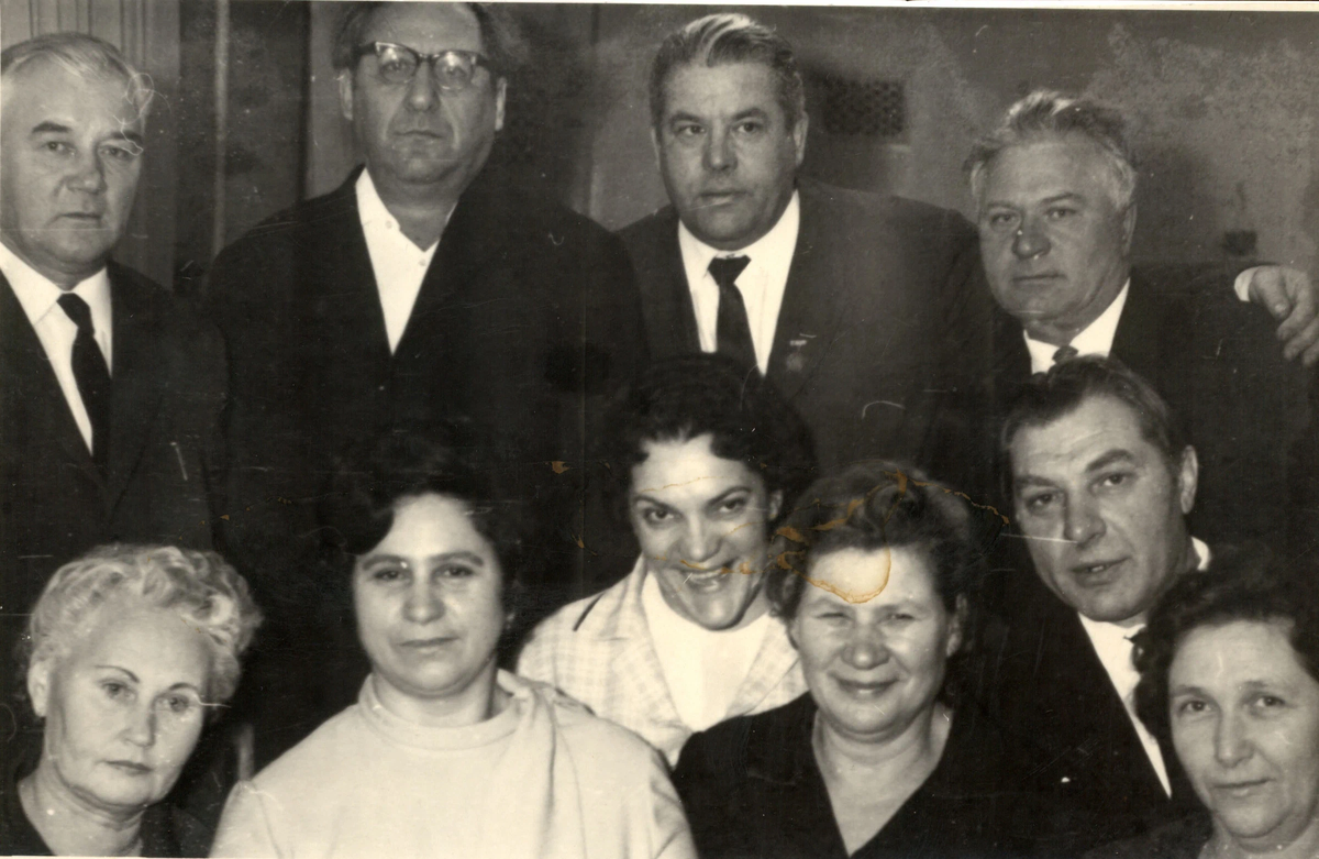 На фото мушкетёры с женами: слева направо, верхний ряд: ?, Григорий Эпельбейм, отец, Александр Дмитриев; сидят: ?, ?, мама, ?, Матвей Риц, ?. К сожалению уже не помню, где чья жена.