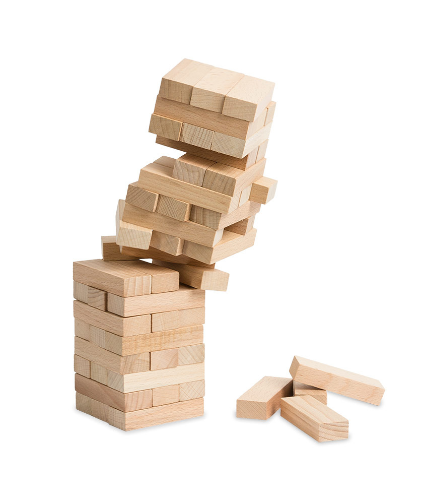 Рис. 2. Игра "Башня": нужно по очереди выбивать по одному брусочку, проигрывает тот игрок, в чей ход  башня рухнет. Тренирует внимание, координацию и мелкую моторику.