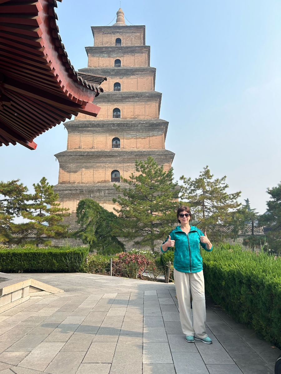 Мама Люба на фоне пагоды Больших гусей