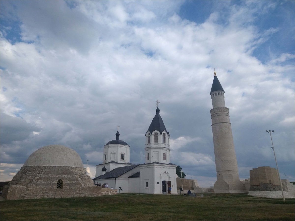 На территории парка мусульманская мечеть соседствует с православным храмом