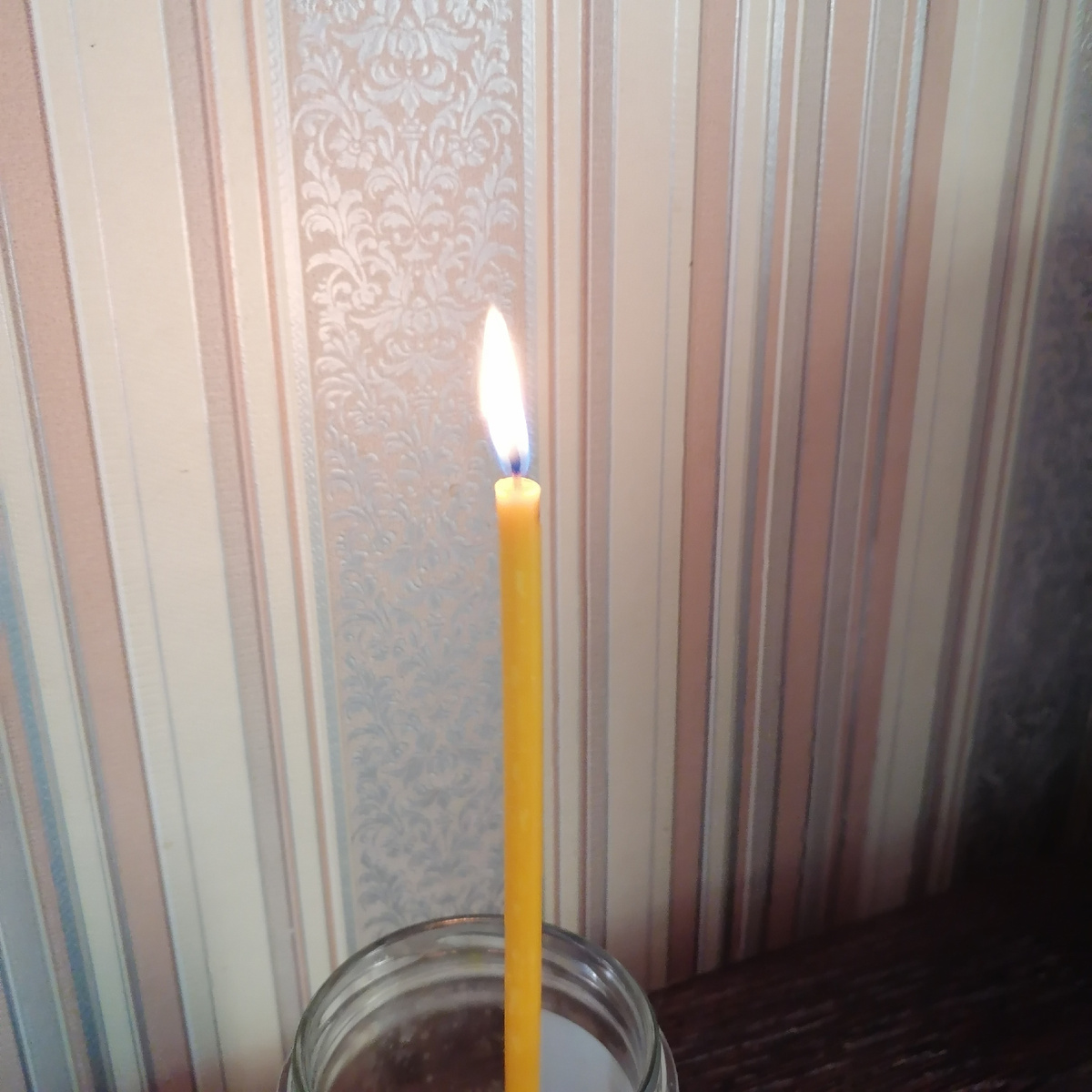 Ежедневно зажигаю церковные свечи. Свеча за день сгорает не одна, штук 5 - 7.