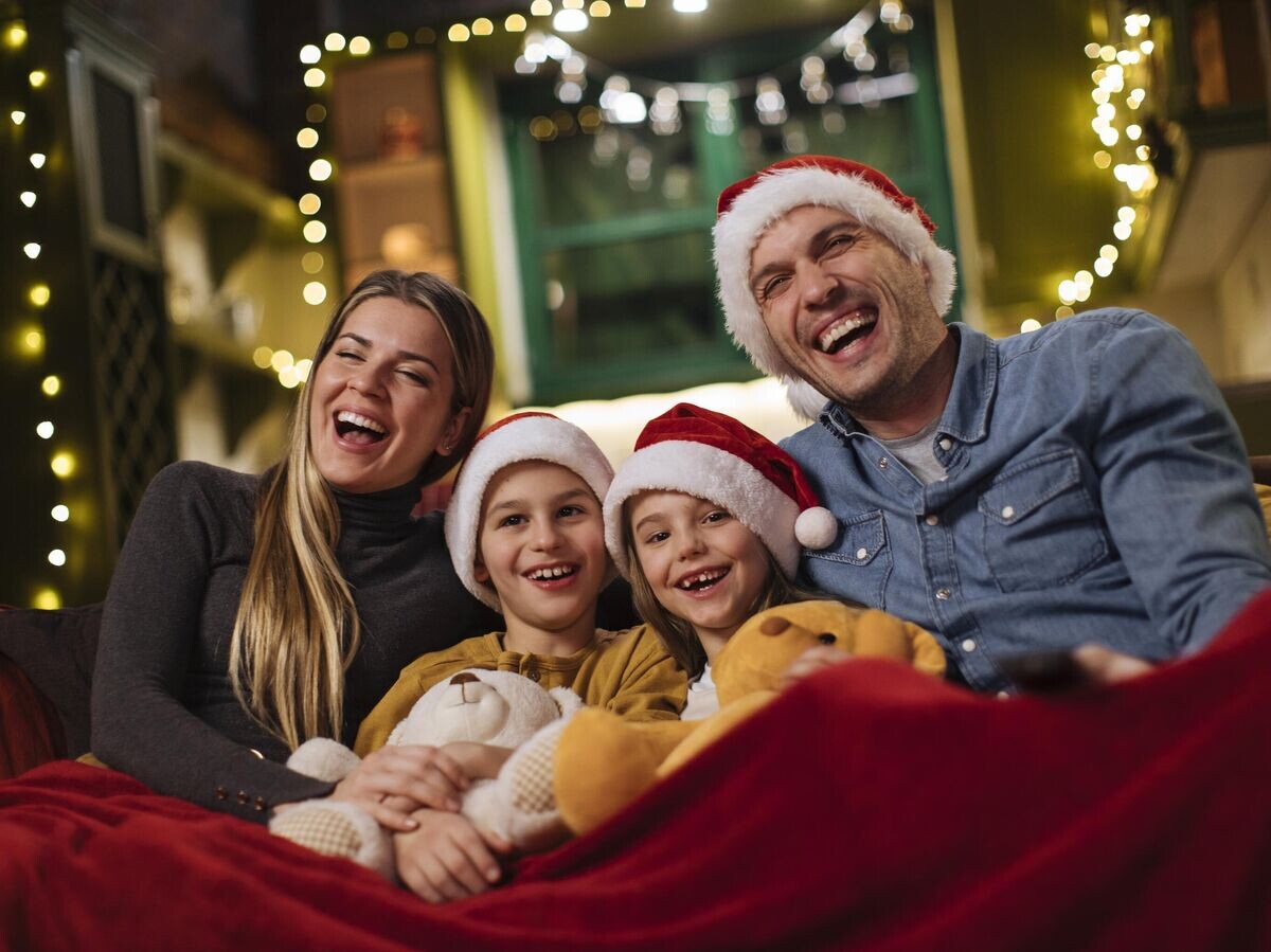    Семья смотрит телевизор© iStock.com / mihailomilovanovic