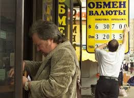 Доллар уже вырос на фото, он стоил около пяти с половиной рублей.