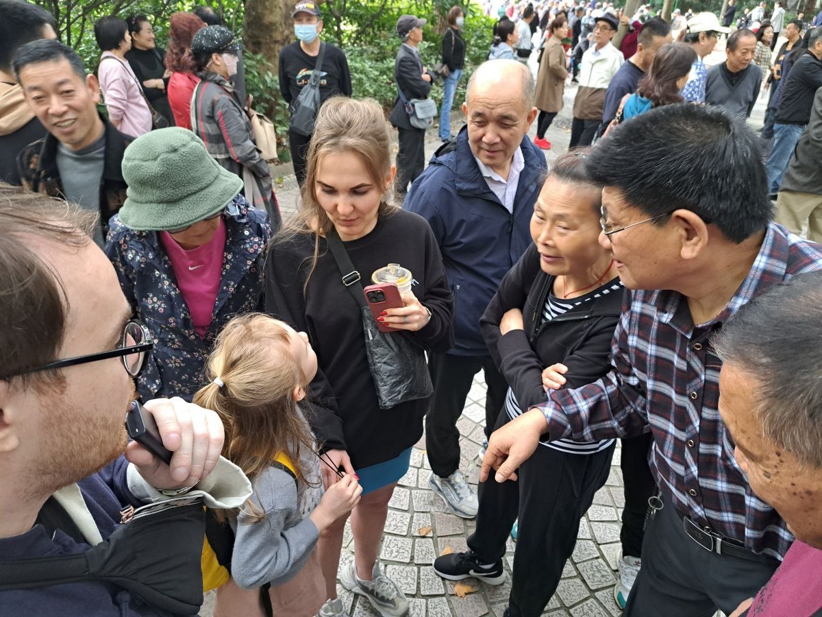 Ева в окружении китайских пенсионеров