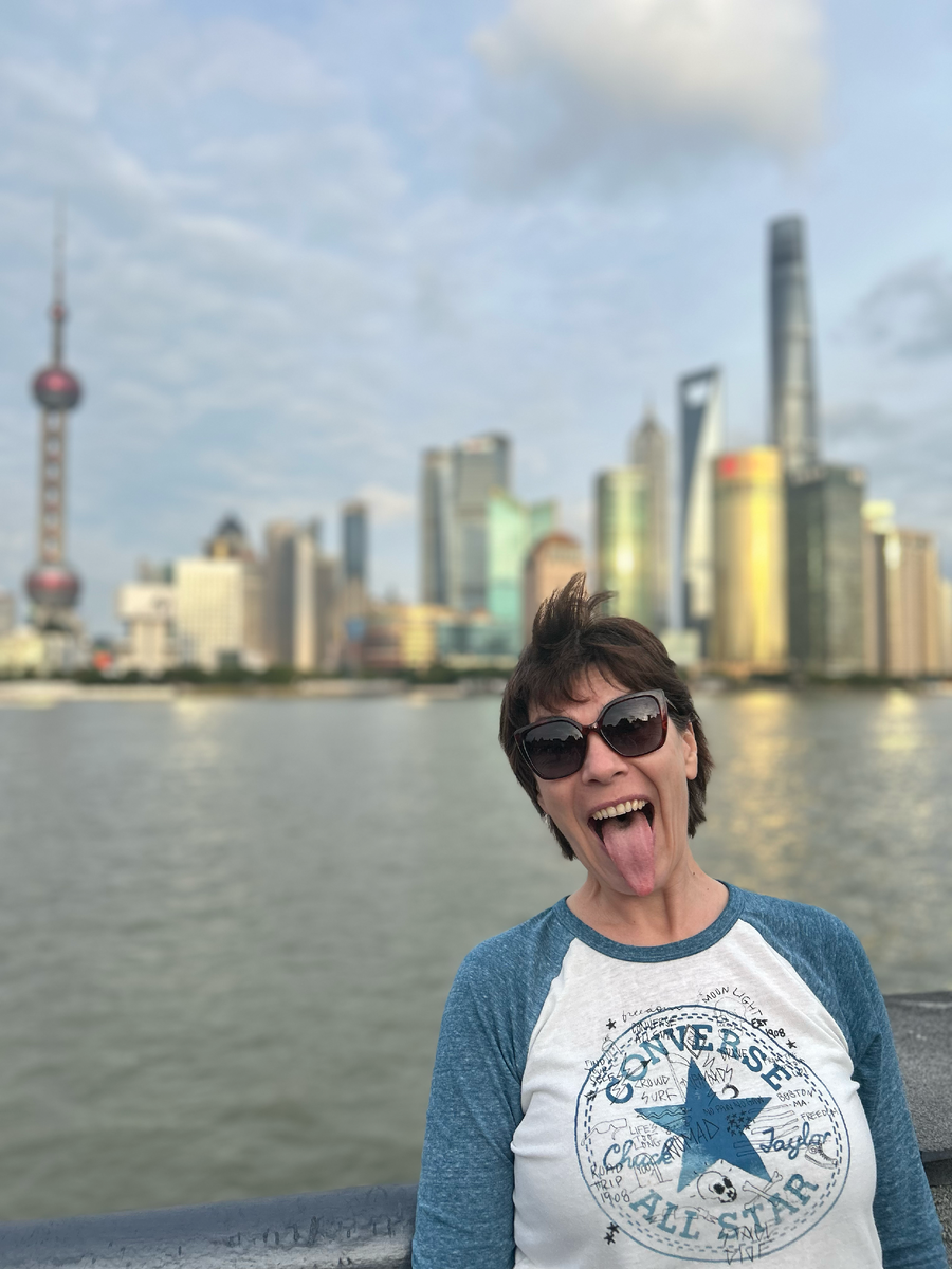 Мама Люба в детстве учила, что показывают язык только невоспитанные