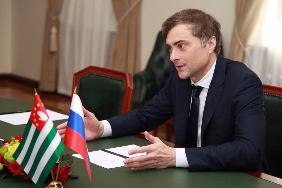 Владислав Сурков может вернуться в политику в случае заинтересованности первого лица, считает Калачев.  Фото: пресс-служба президента Республики Абхазия / presidentofabkhazia.org
