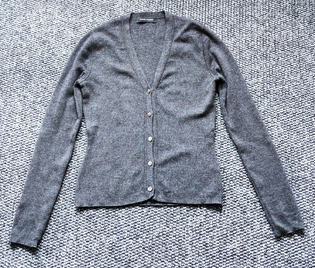 Вот такой совершенно обычный кардиган с перламутровыми пуговицами