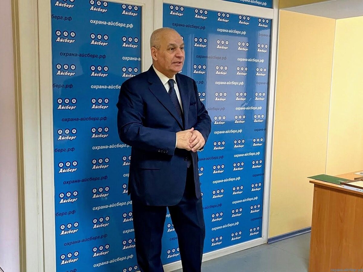 Фото с сайта cool-readers.ru: Директор и владелец ЧОП "Айсберг" Морозов