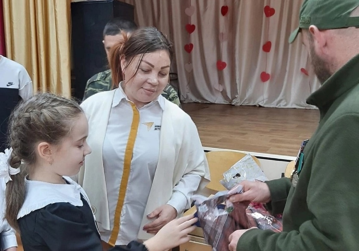    В гости к школьниками с передовой приехал военнослужащий отряда «Шторм»