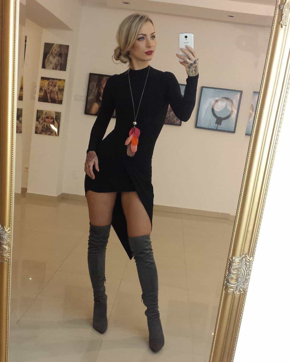 Показать красивые ноги  конечно, прекрасная идея, но как Ваши соседи будут сидеть рядом и спокойно смотреть спектакль, если Ваши ноги все время будут притягивать к себе внимание? А уж если эти соседи - мужчины...