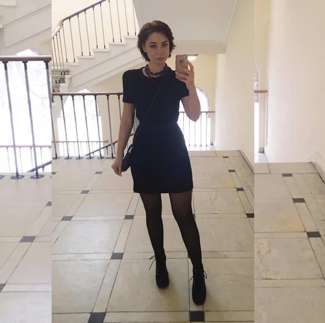 Маленькое черное платье для похода в театр все-таки должно быть чуть длиннее. И помним, что короткий рукав допустим только у футболки. 