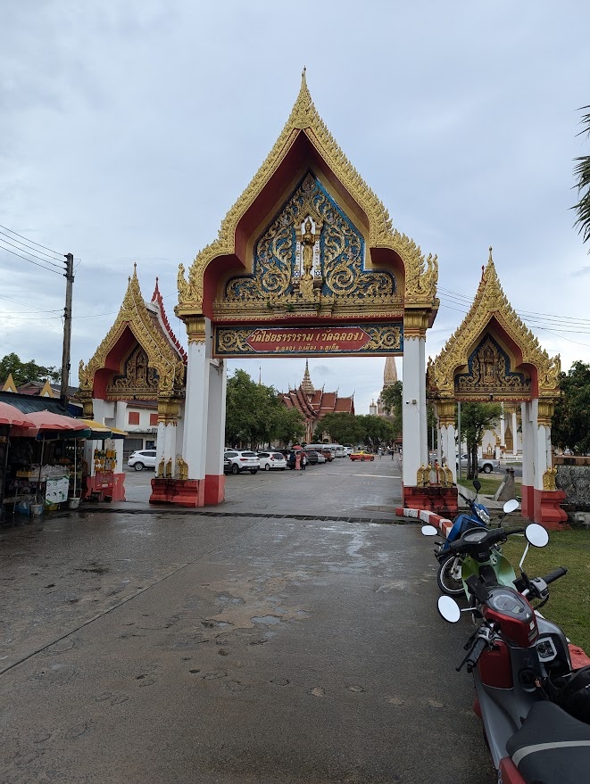 Вход в храмовый комплекс, здесь перед входом можно купить разные штуки для подношений: свечи, цветы и даже каких-то рептилий 😮