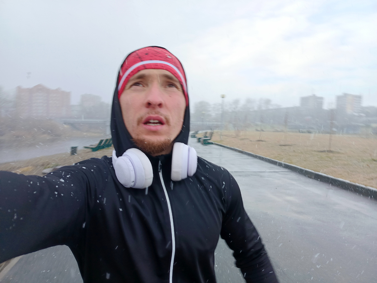 Перед пробежкой я переживал, что ноги могут намокнуть, но в остальном не было никаких сомнений. Хотел бежать в своих беговых кроссовках, но они не защищают от влаги. У одной пары есть пропитка, но она не спасла бы, поэтому я выбрал третьи кроссовки, которые купил три недели назад. И не зря — они с мембраной, и ноги остались почти сухими. Единственный минус — это туристическая модель, и у них нет амортизации.

Я натёр всего три мозоли: две маленькие на верхней части пальцев и одну побольше между ними. Ничего страшного, в целом. Немного побаливают икроножные и комболовидные мышцы, а также поясница, но в целом всё отлично.

Перед пробежкой я переживал, что ноги могут намокнуть, но в остальном не было никаких сомнений. Хотел бежать в своих беговых кроссовках, но они не защищают от влаги. У одной пары есть пропитка, но она не спасла бы, поэтому я выбрал третьи кроссовки, которые купил три недели назад. И не зря — они с мембраной, и ноги остались почти сухими. Единственный минус — это туристическая модель, и у них нет амортизации.

30 километров в копилку, это того стоило. 💪 Бдагодарю, что дочитал (ла) до конца, буду рад (а) вашим комментариям. 🤝