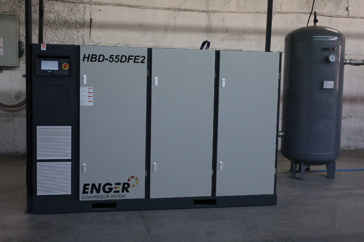Двухступенчатый винтовой компрессор бренда ENGER из Китая. На крупнейших предприятиях России работают десятки таких агрегатов, и объём заказов на них уверенно растет.