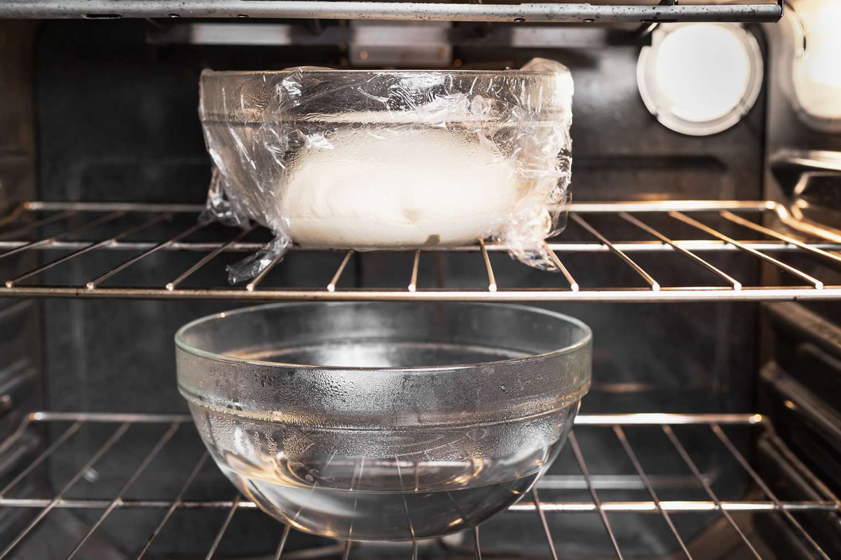 Расстойка теста в духовке над емкостью с горячей водой