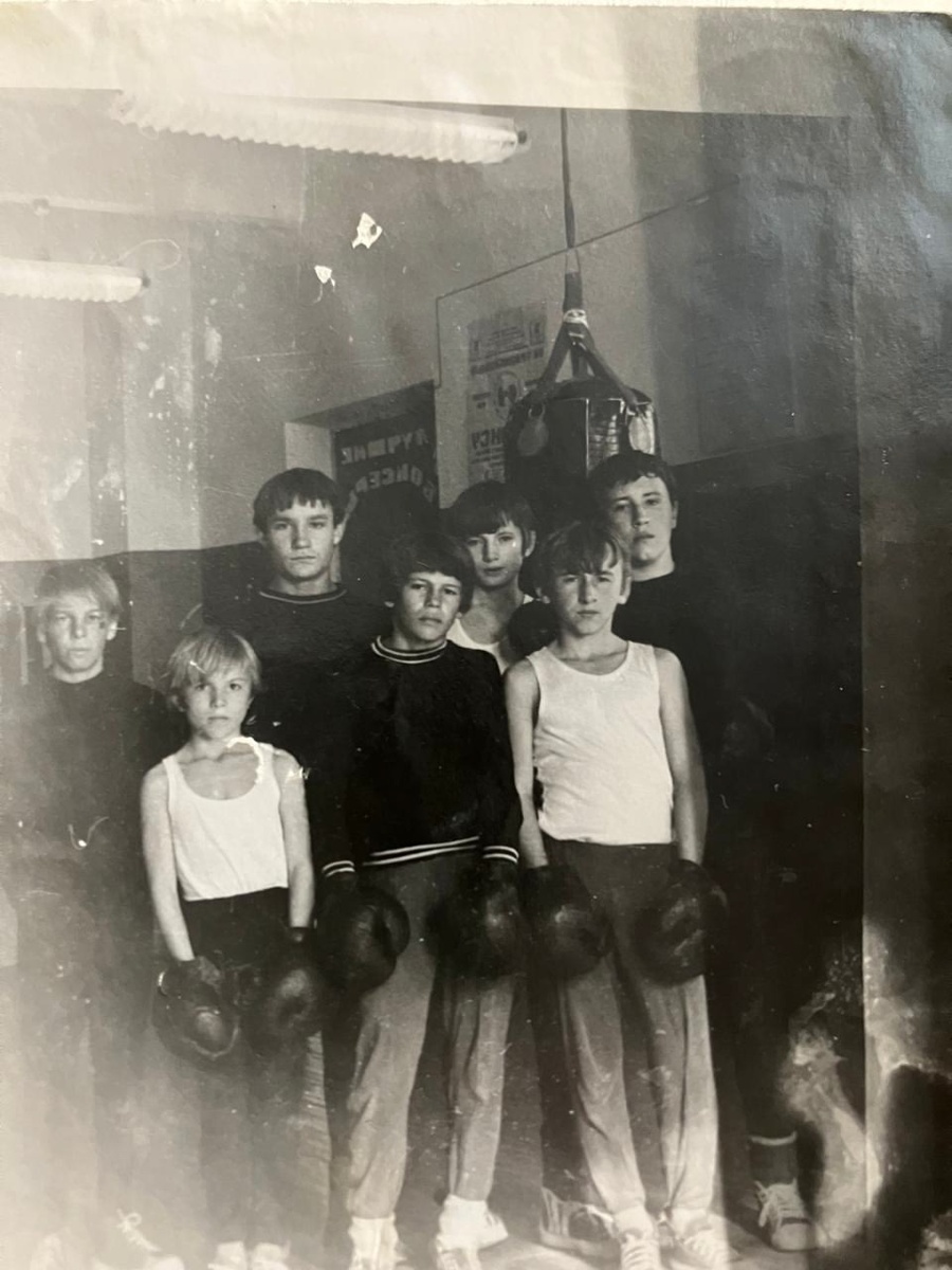 Юный Серёжа (в центре) с ребятами, выбравшими для себя бокс