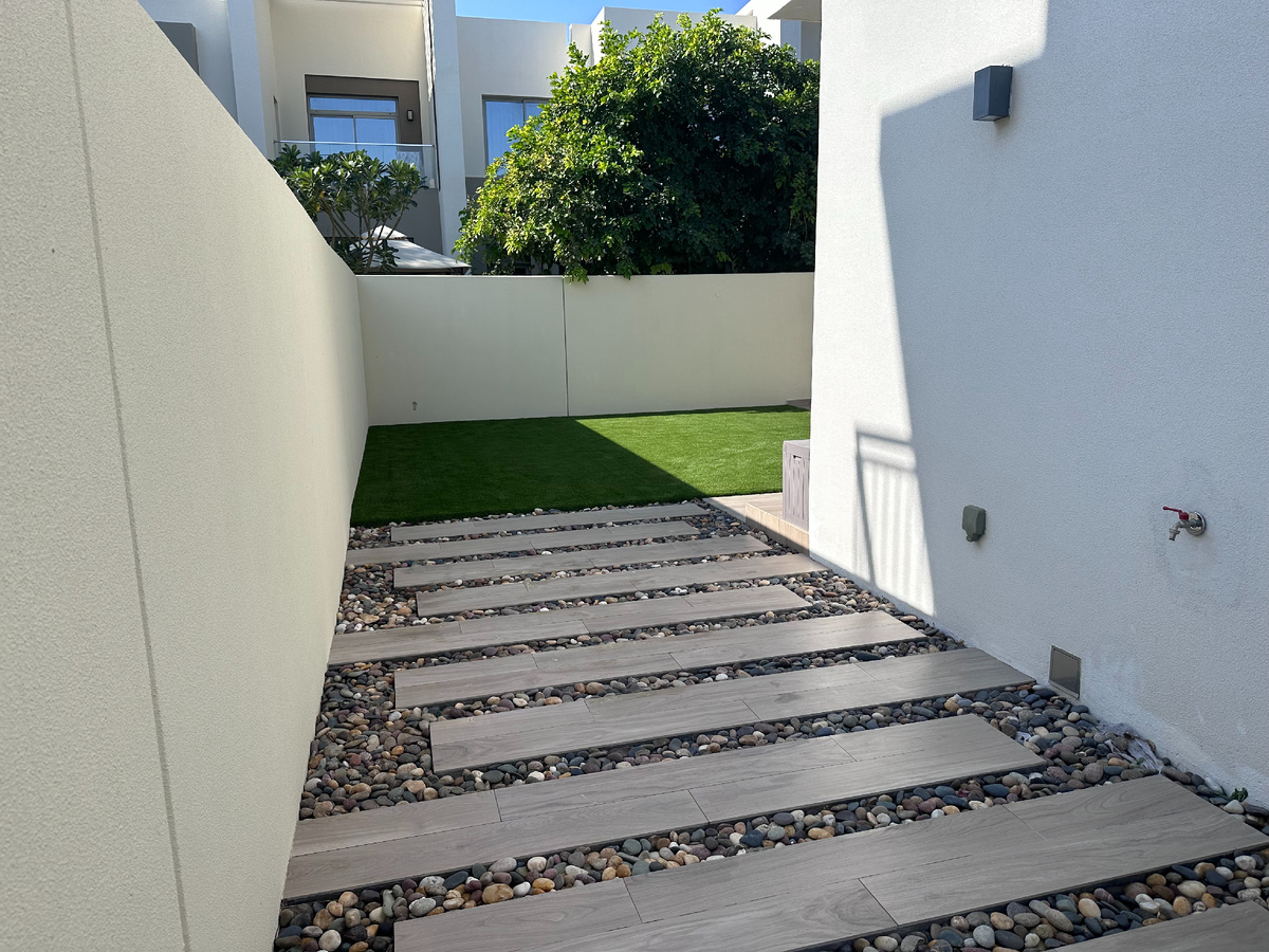 Таунхаус угловой, поэтому территория больше