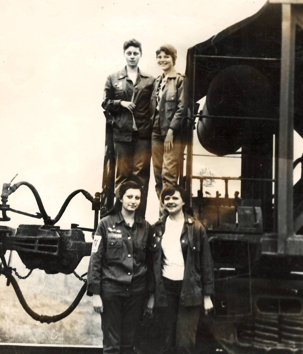 Вера Николаевна (внизу справа) с девушками из студенческого отряда