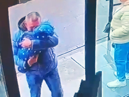 Отец прижимает сына и рыдает. Фото: кадр из видеозаписи