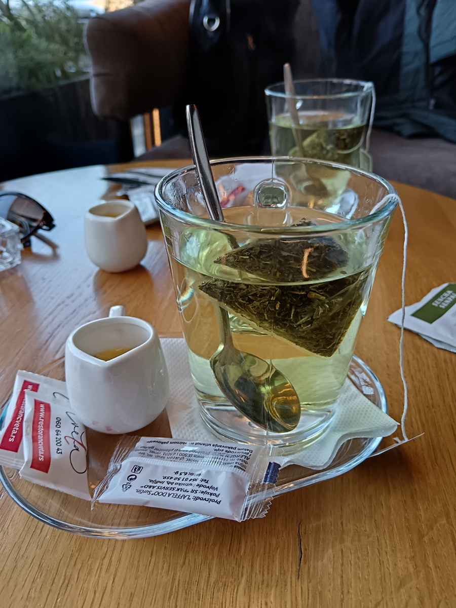 Зелёный чай в ресторане в Ужице.