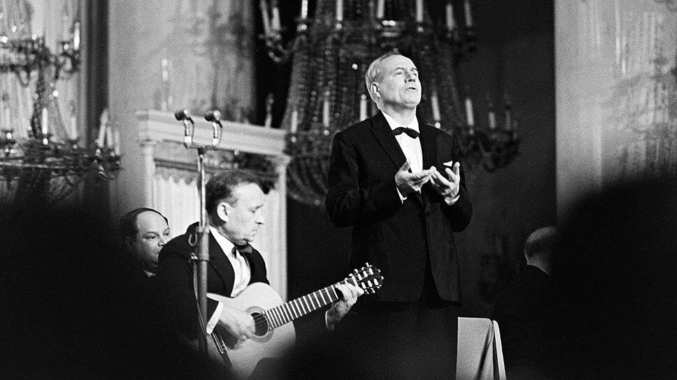 «Козловский (на фото — в центре), получая 500 рублей с нормой 7 выступлений, выступил 5 раз и получал за переработки» .📷Фото: Ф.Кривоносов / Фотоархив журнала «Огонёк»