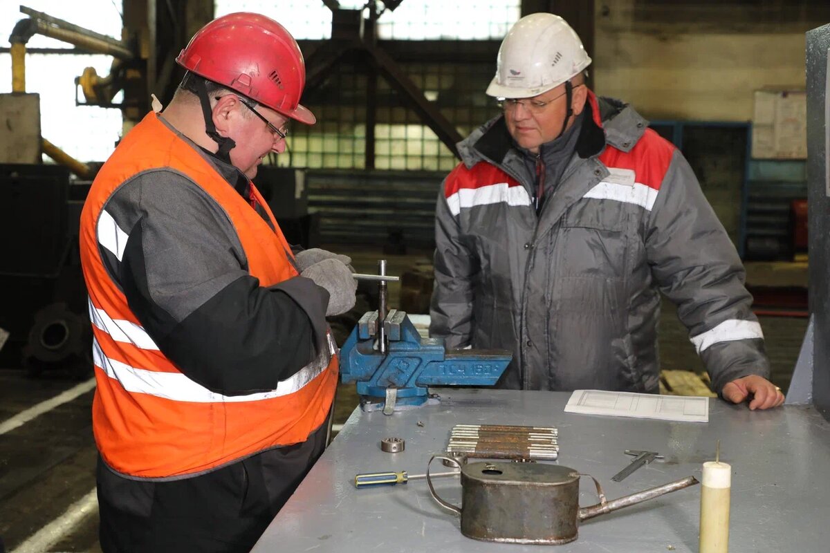 Одно из практических заданий — нарезку резьбы на шпильку — организаторы конкурса усложнили, «подложив» лишние приборы и неисправный инвентарь. Фото Александра Белашова / «Медиацентр»