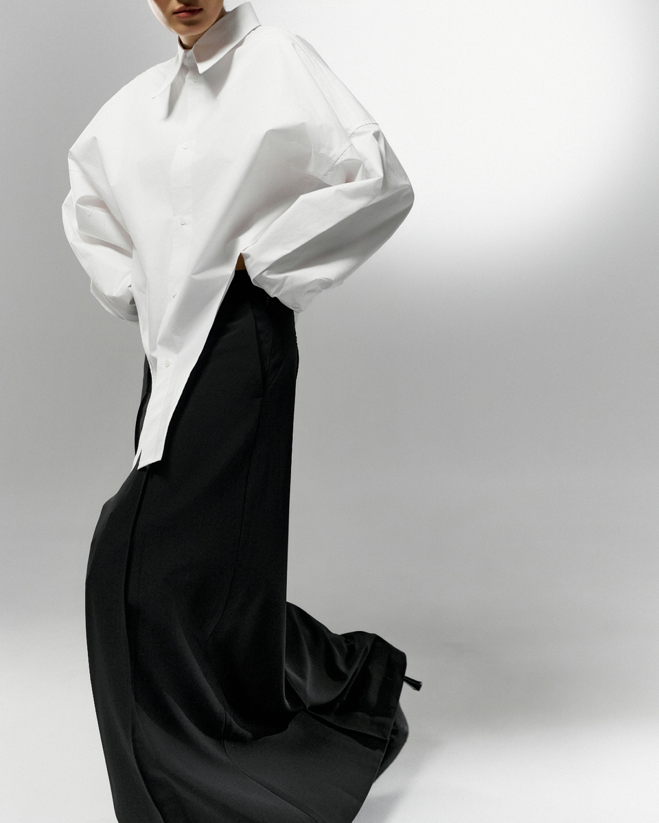 Рубашка и юбка доступны на сайте Qayna