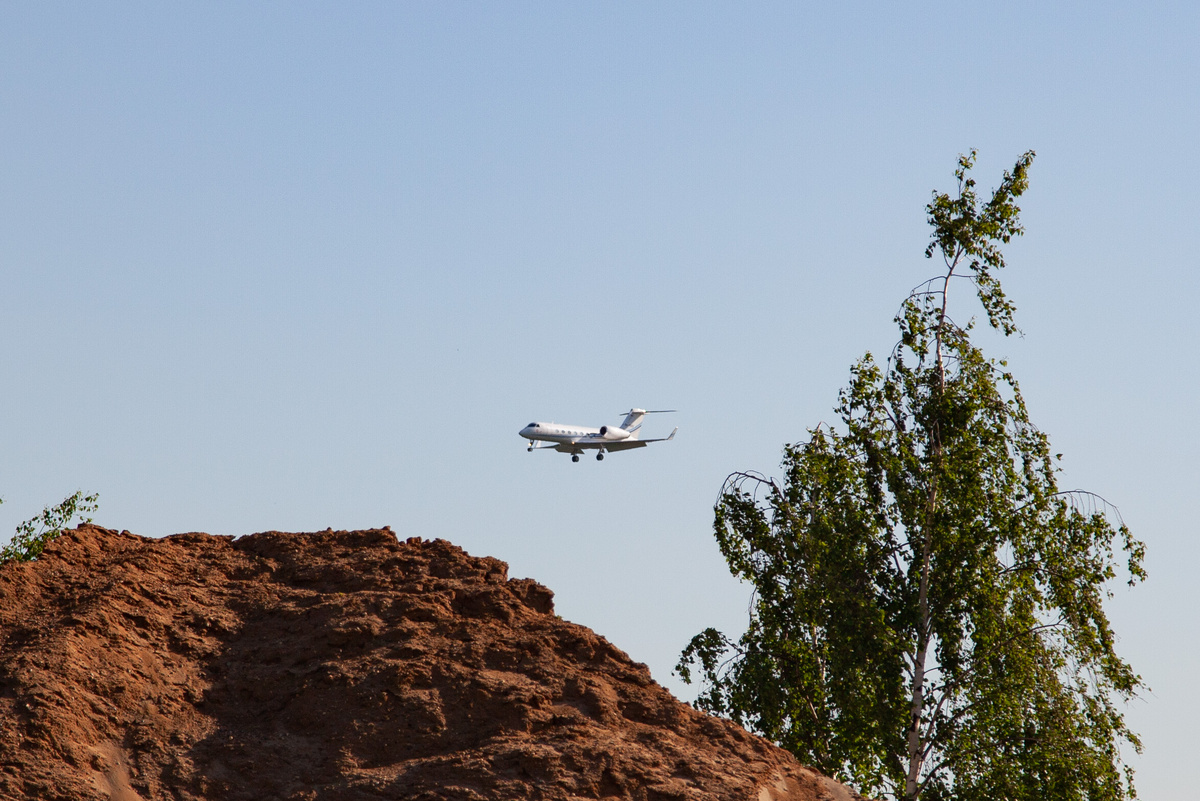 Чтобы вы понимали: я впервые приехал во Внуково, чтобы пофоткать самолёты. Мест не знаю, направлений не знаю, и знающих людей с собой взять не догадался. А ещё в этот день во Внуково был особенный самолёт, так что в принципе сделать фотографии было той ещё задачкой.