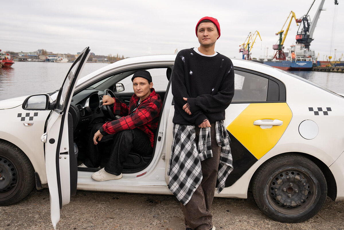    Братья-таксисты Артур и Виктор LIZABETTMAR