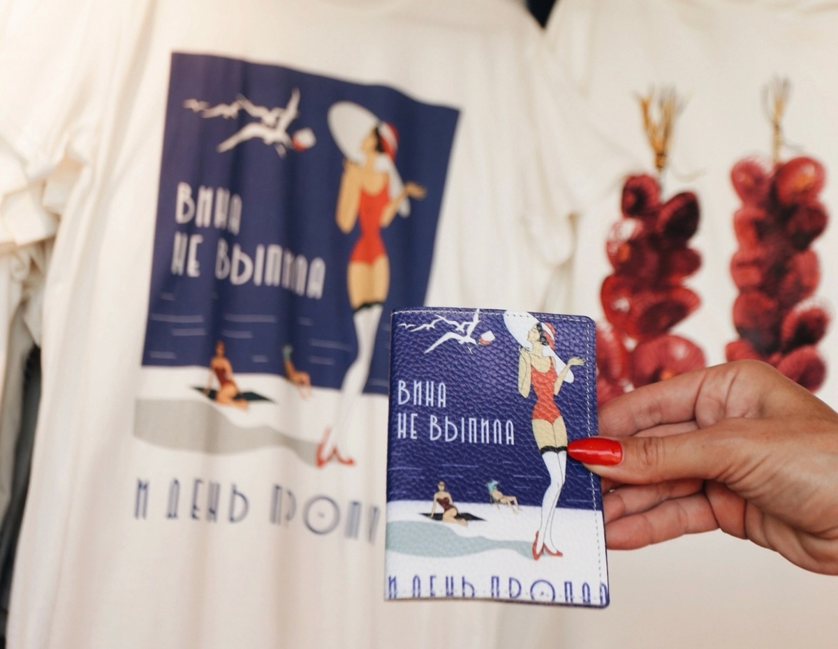 Обложка на паспорт и футболка «Вести с морей». Фото: соцсети магазина 