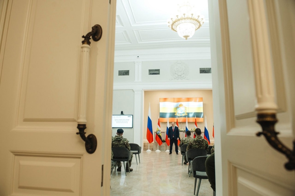    Губернатор Алексей Смирнов вручил морпехам медали «Защитник Курской области» и передал 200 дронов