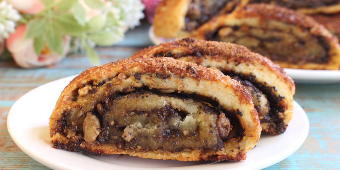 Творожное печенье Ругелах с вареньем, маком и семечками