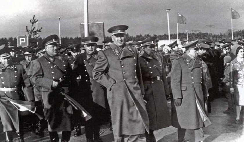 Маршал Советского Союза А. А. Гречко в войсках 2-го гвардейского танкового корпуса, 1972 г 