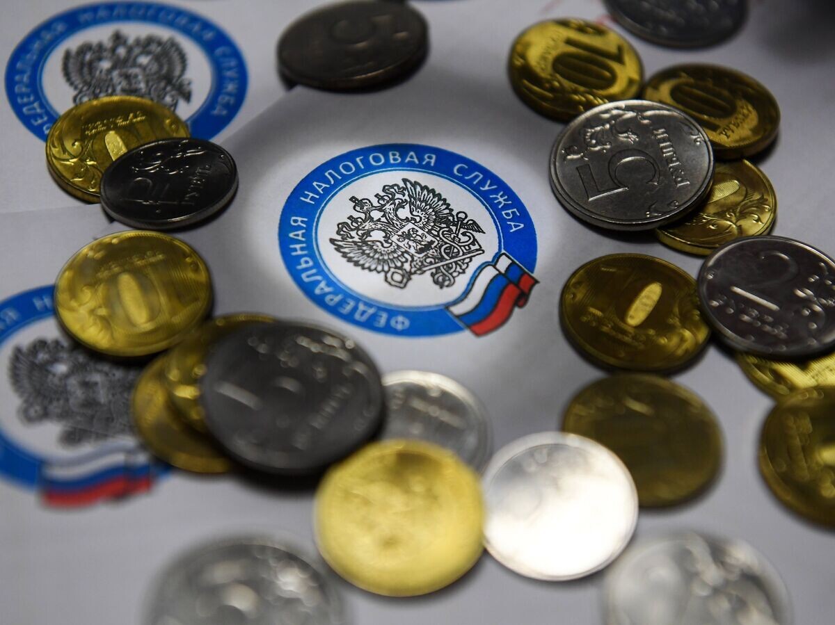   Монеты России и конверты с логотипом ФНС РФ© РИА Новости / Нина Зотина