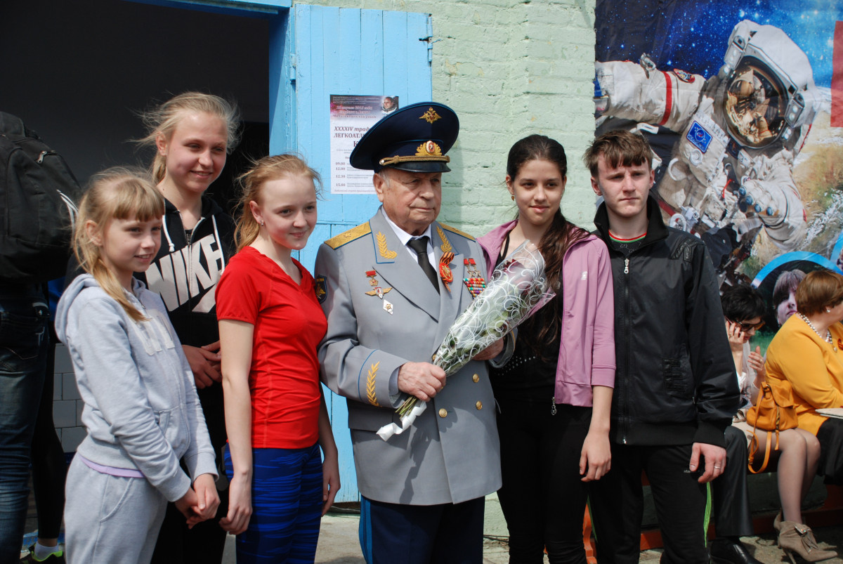 Виктор Горбатко со школьниками Гулькевичского района на стадионе в посёлке Венцы. / фото из архива редакции.
