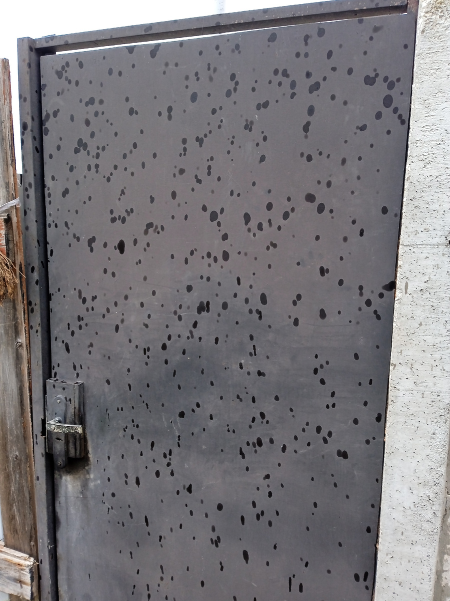 Капли дождя на калитке.