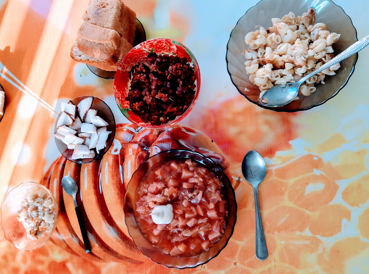 Обеденный стол