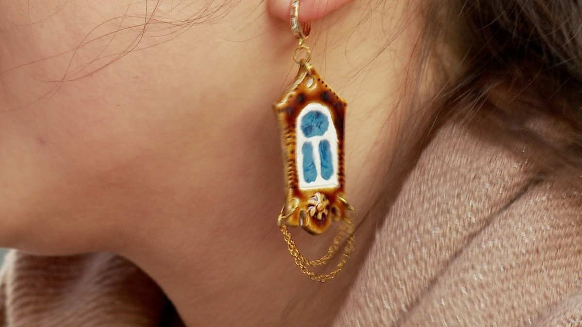 Эти серьги - миниатюрная копия деревянного наличника усадьбы Буркова