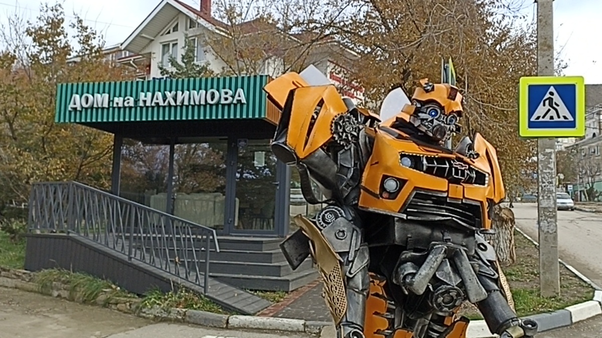 Скромняга )) Стоит ждёт ребятишек из школы и из детского сада, чтобы поздороваться :)