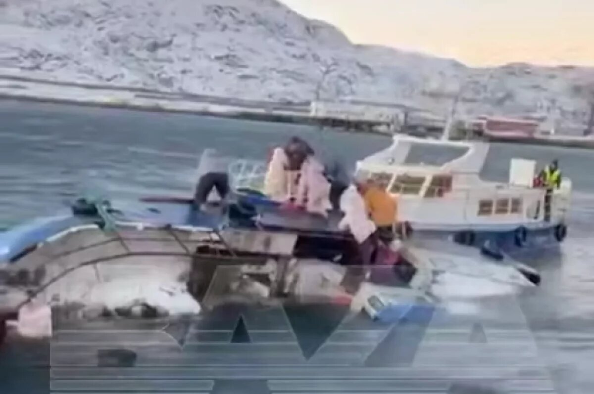    В Баренцевом море под Мурманском перевернулась лодка с 10 людьми