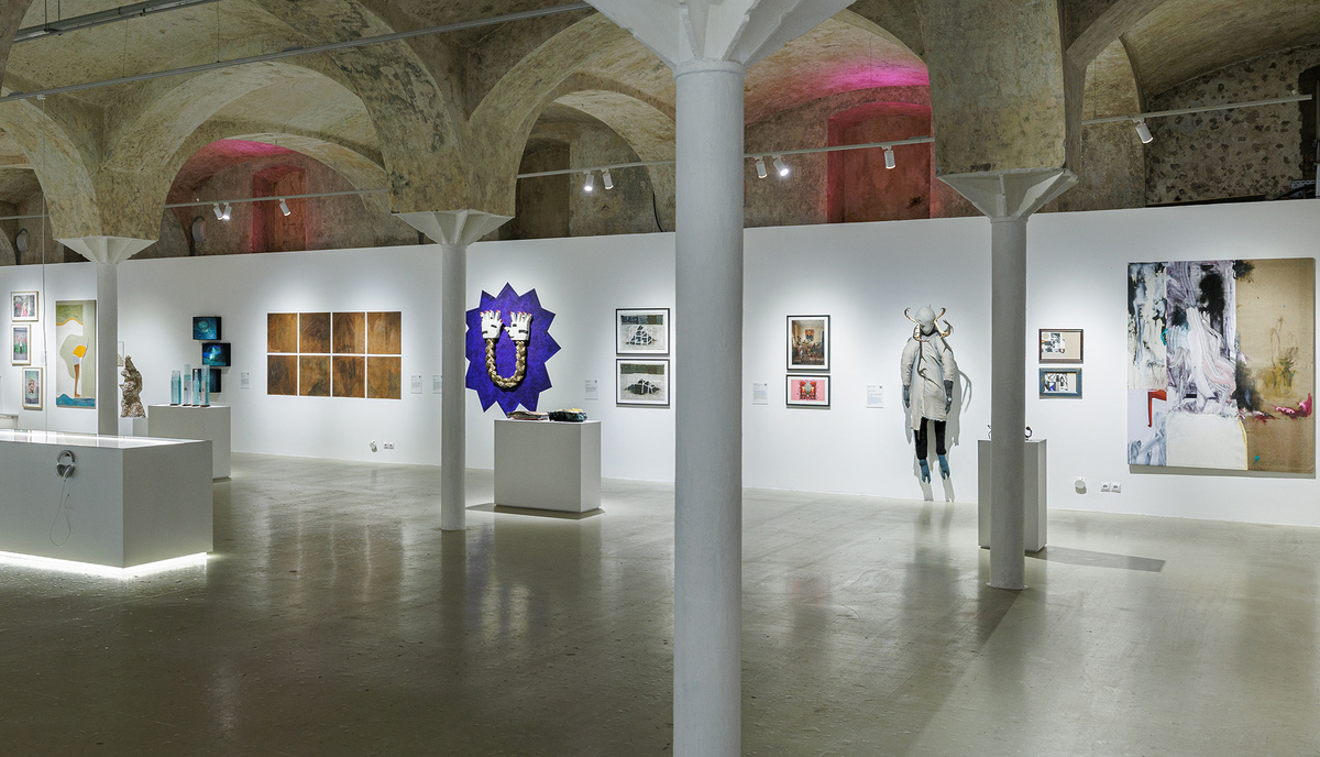    Экспозиция выставки «НИИ Архив. Ремонтаж»