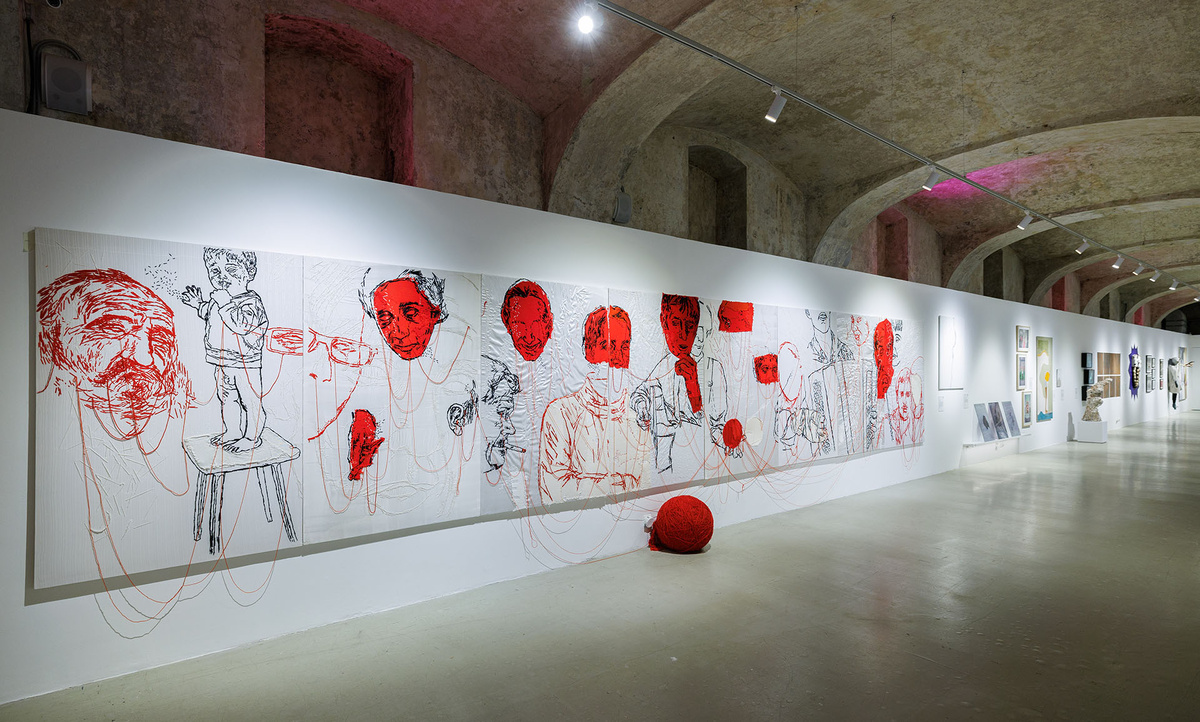    Экспозиция выставки «НИИ Архив. Ремонтаж»